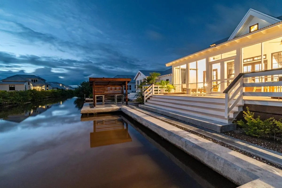 Image 4 of Livengood Properties BZ+The PoolClub@Mahogany Bay!